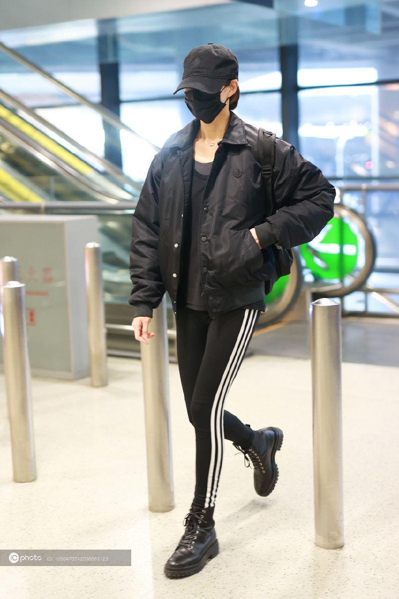 街拍张钧甯黑色adidas外套运动裤短靴酷劲十足