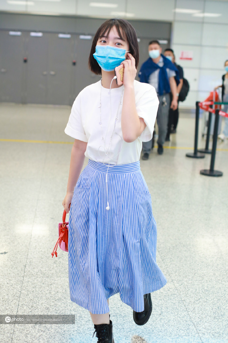 邓恩熙短发造型清纯感十足获赠玩偶人气旺