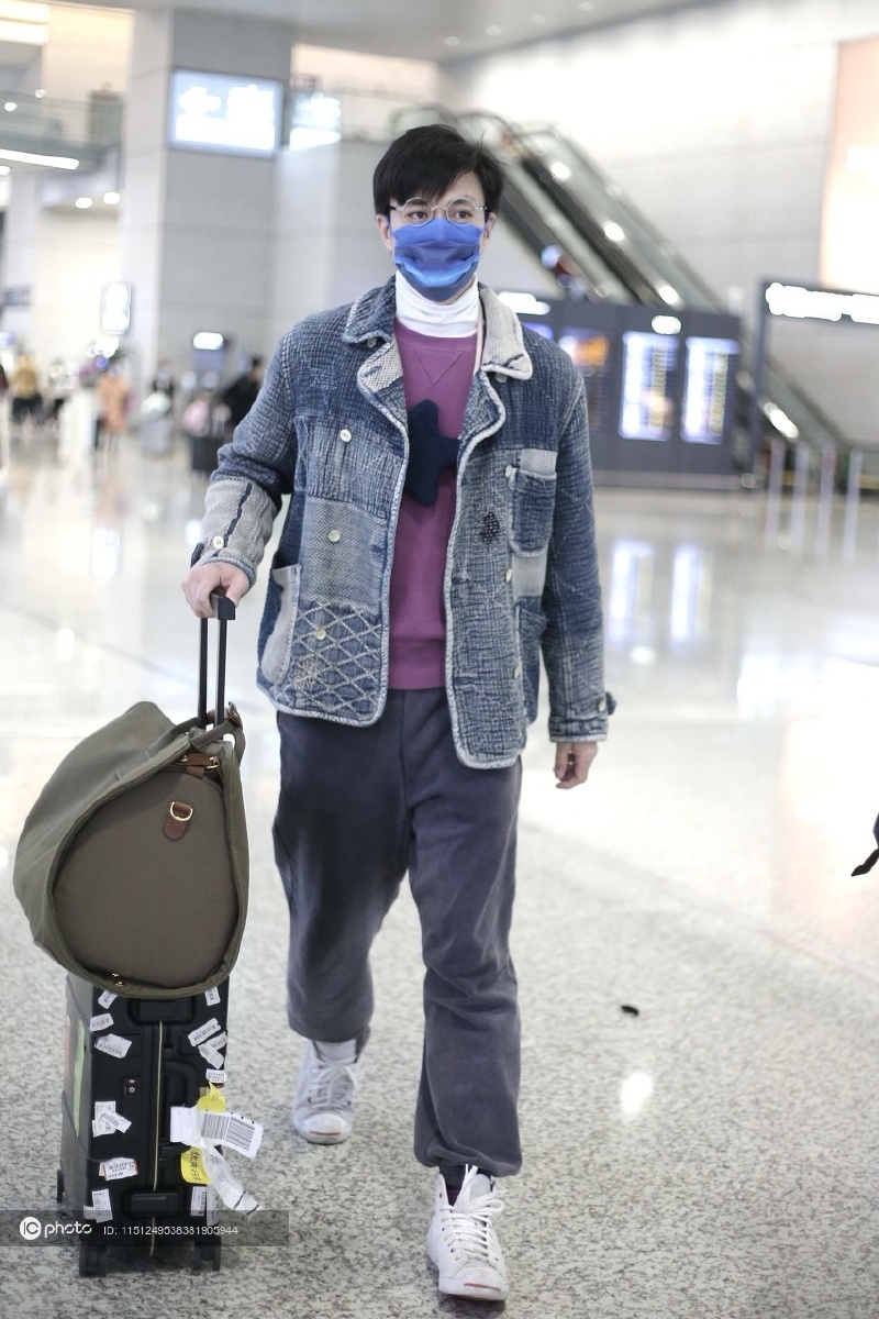 街拍周一围拼接牛仔外套束脚裤白色运动鞋白色打底衫帅气叠搭