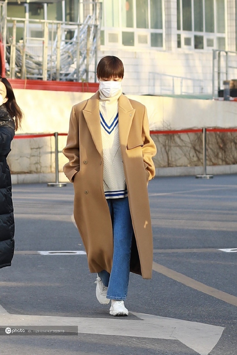 街拍李宇春adererrorv领绞花毛衣驼色大衣她好爱这身搭配
