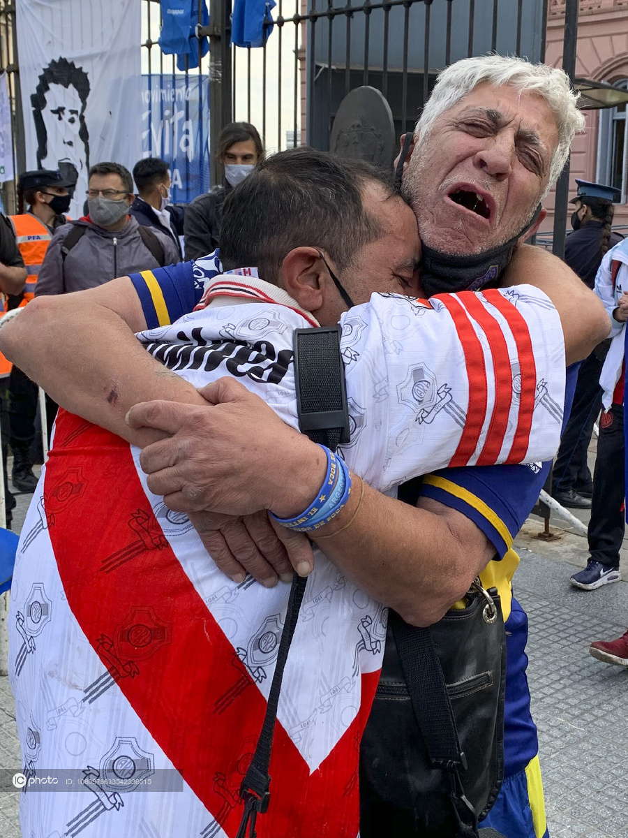 马拉多纳遗体告别仪式举行总统府外博卡青年河床球迷拥抱痛哭