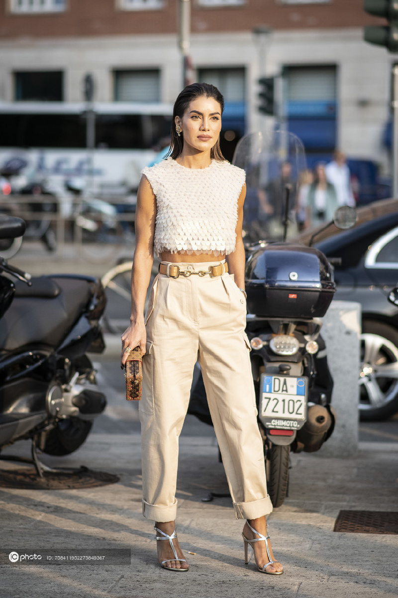 精选100张2020春夏米兰时装周秀场外潮人街拍