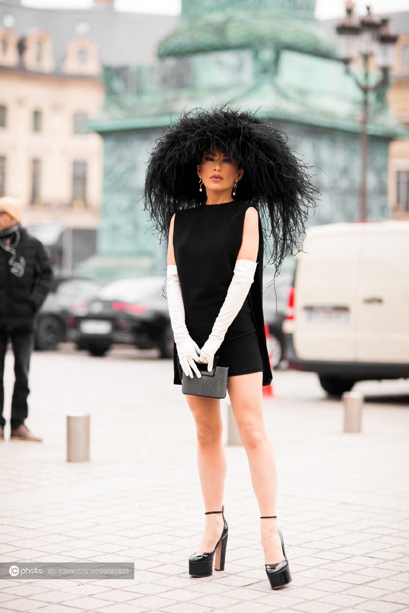 街拍christinechiu黑色无袖连衣裙羽毛帽子白色手套厚底鞋贵气十足