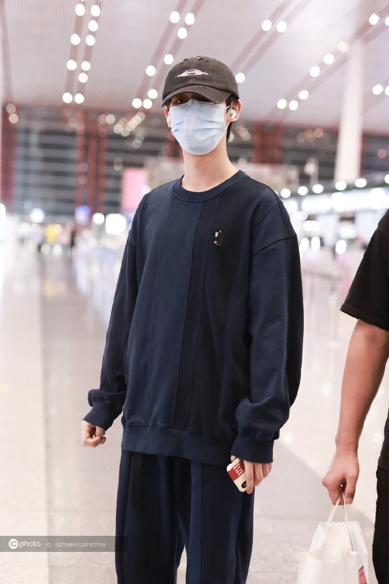 时代少年团成员丁程鑫运动装扮现身清瘦少年感十足