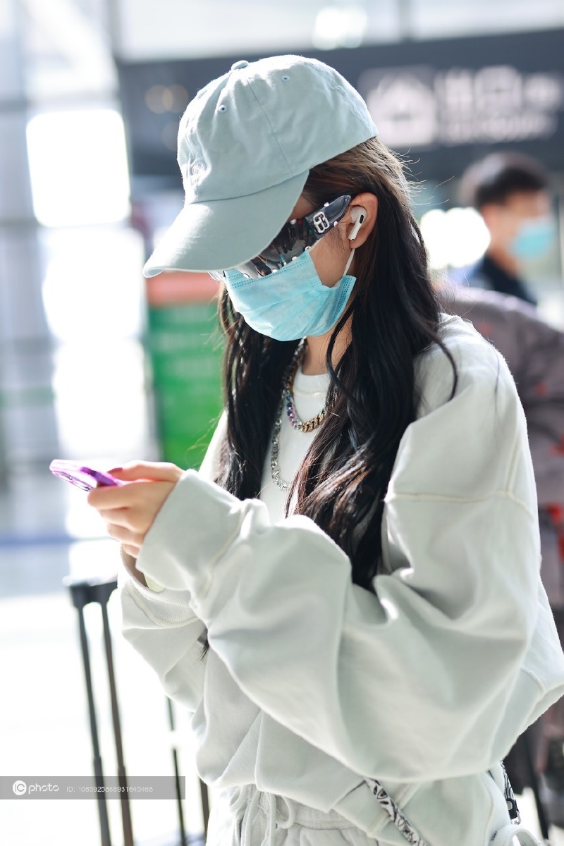 乃万穿一身白色赶行程双手抱臂戴墨镜超酷