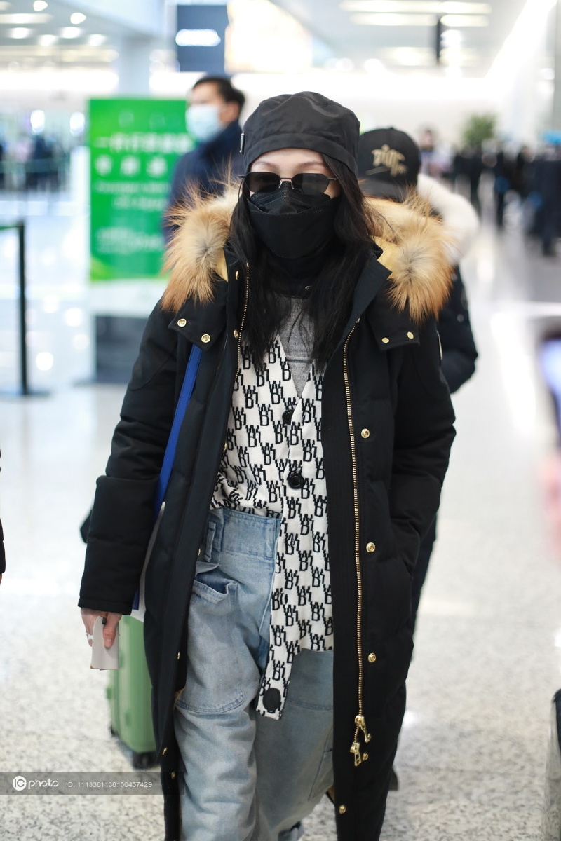 街拍张韶涵黑色羽绒服格纹衬衫牛仔裤混搭风十足