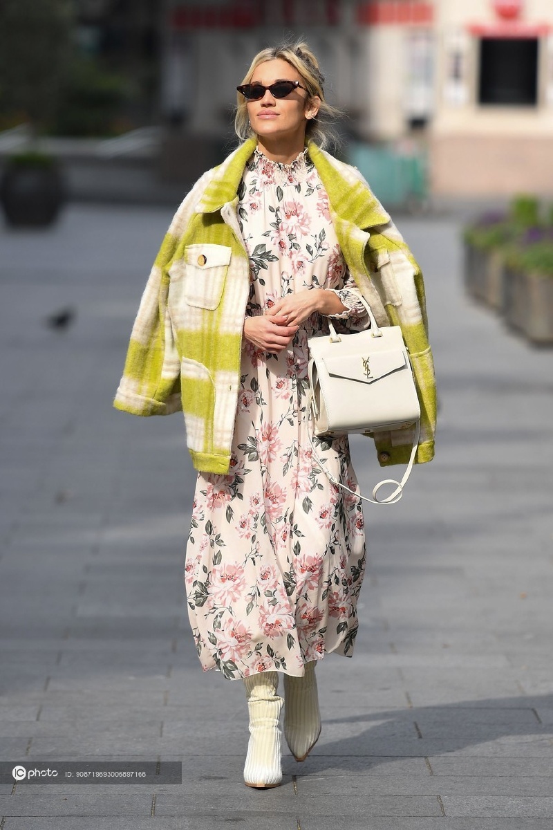 街拍阿什利罗伯茨格纹大衣碎花连衣裙白色短靴saintlaurent手提包干练