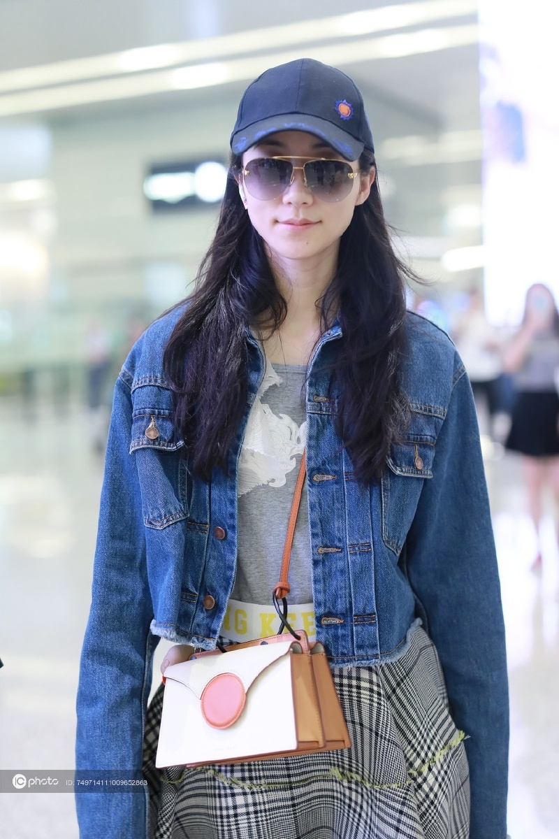 街拍韩雪牛仔外套灰色蕾丝背心格纹半身裙danselente手袋休闲淑女