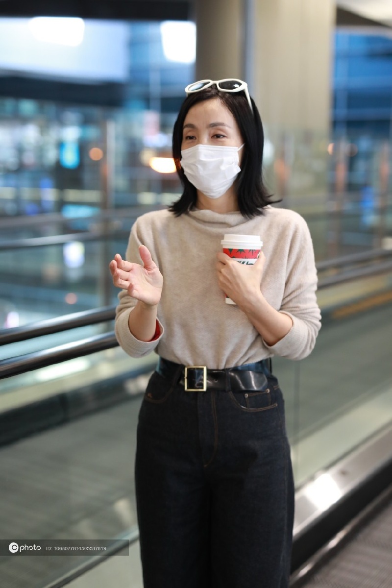 独家陶虹因行程清早现身机场超忙碌包裹严实注意保暖