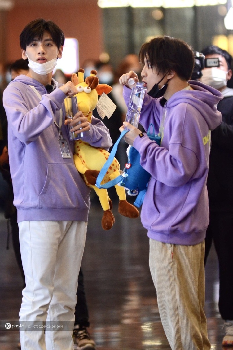 r1se成员翟潇闻与薛之谦录制节目两人穿情侣装怀抱公仔童心未泯