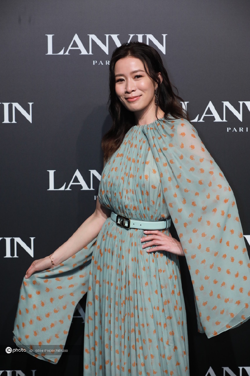 独家佘诗曼亮相lanvin上海大秀红毯一袭绿色纱裙仙气飘飘