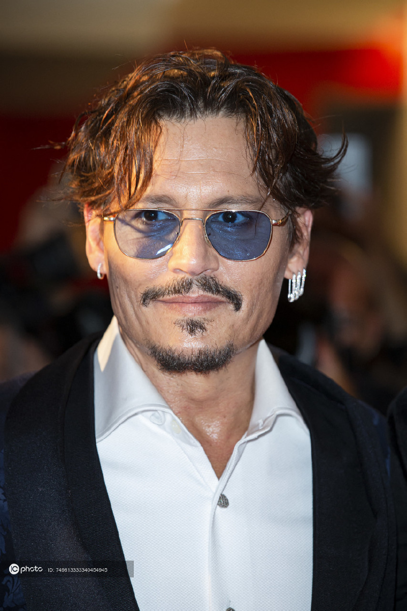 第76届威尼斯电影节《等待野蛮人》首映礼 约翰尼-德普性感微笑"危险