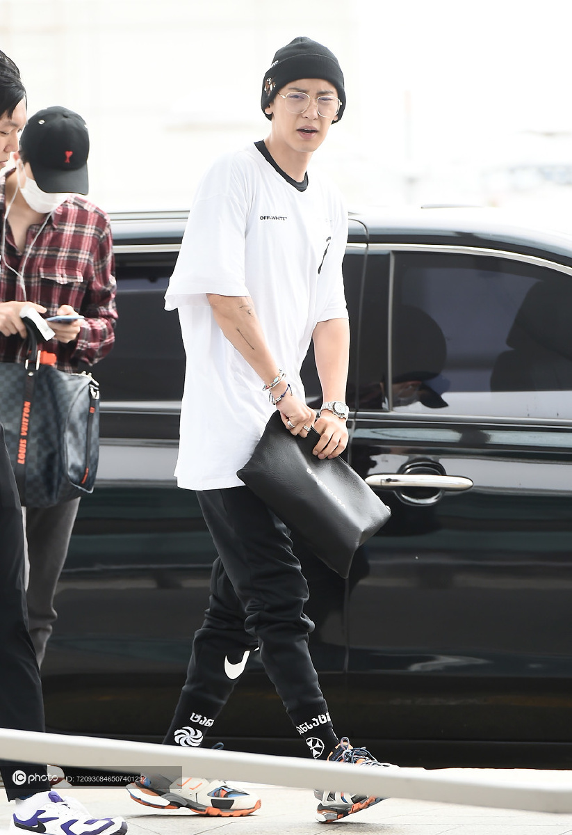 街拍朴灿烈offwhite白teenike运动鞋balenciaga收纳包个性十足