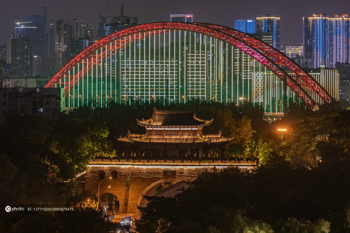 独家武汉市铁门关与晴川桥灯光秀夜景
