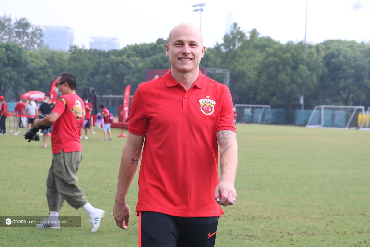 上海上港举行新援加盟仪式亚伦穆伊正式亮相