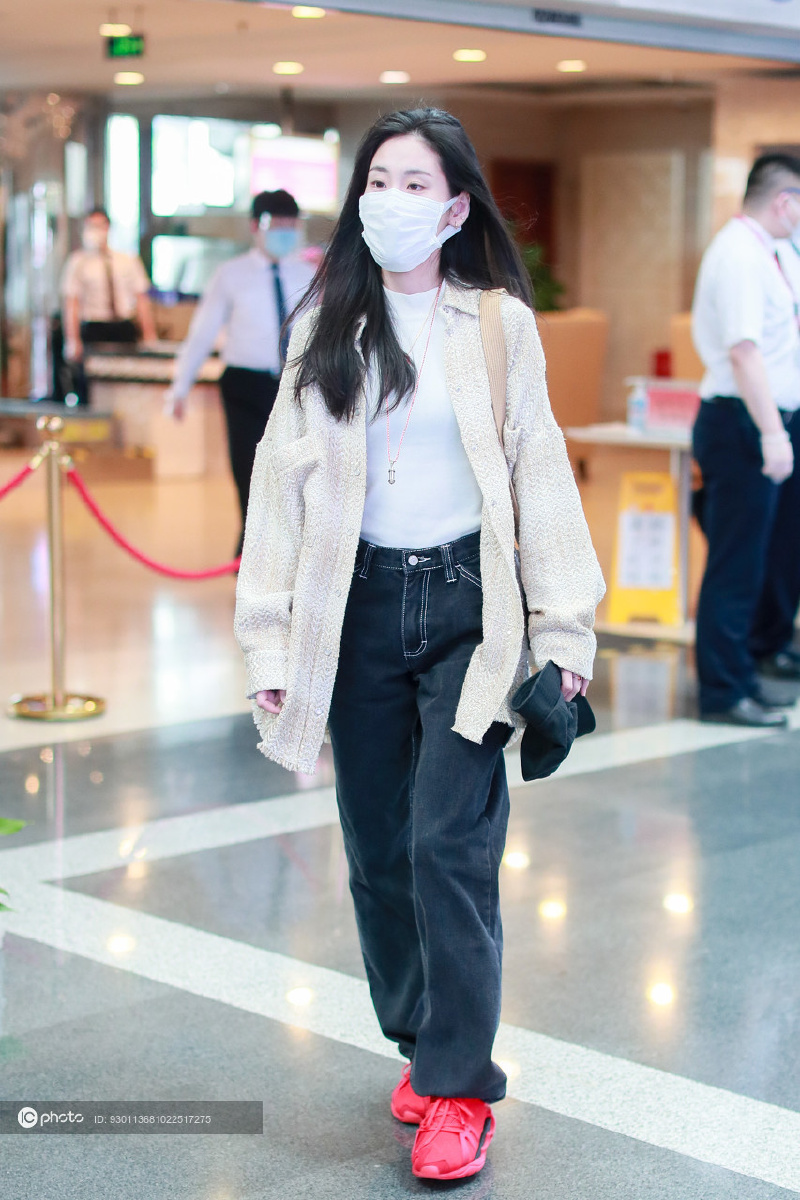 张碧晨淡妆现身长发飘飘清新怡人红色运动鞋彰显野性