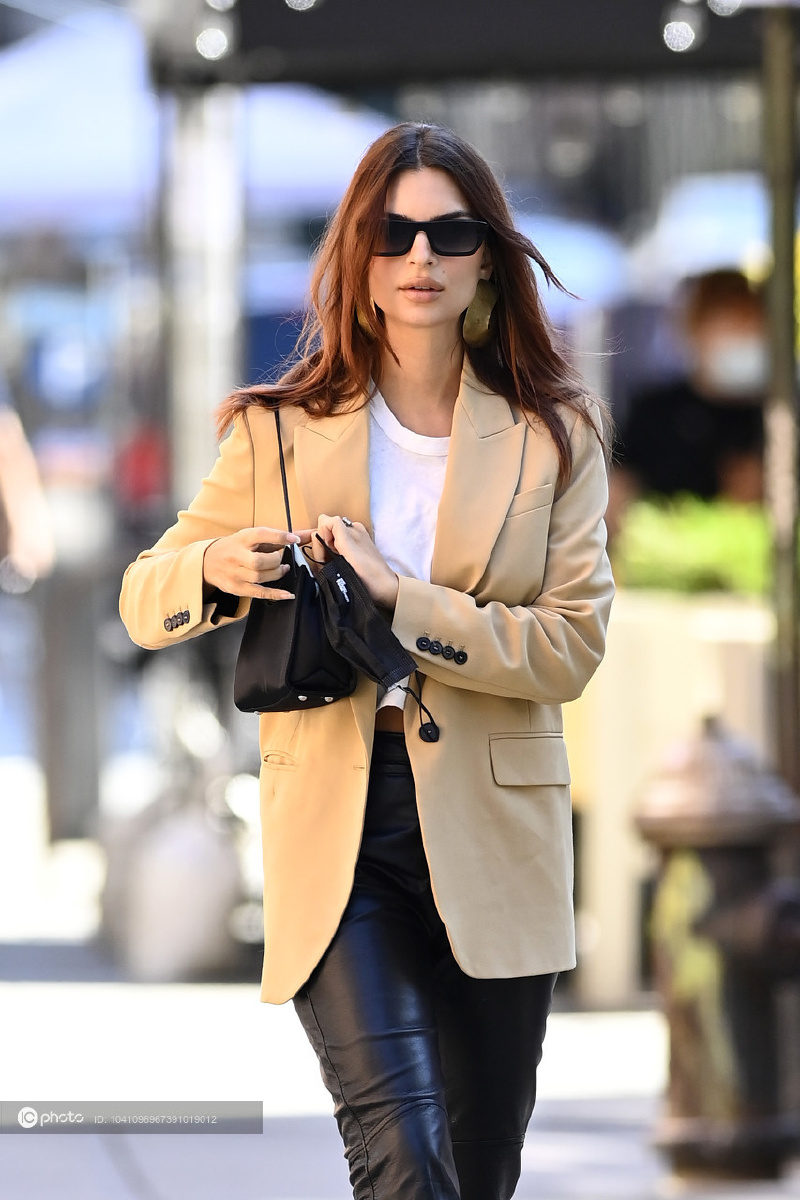 街拍艾米丽拉塔克沃斯基卡其色西装白色t恤直筒皮裤帅气时髦