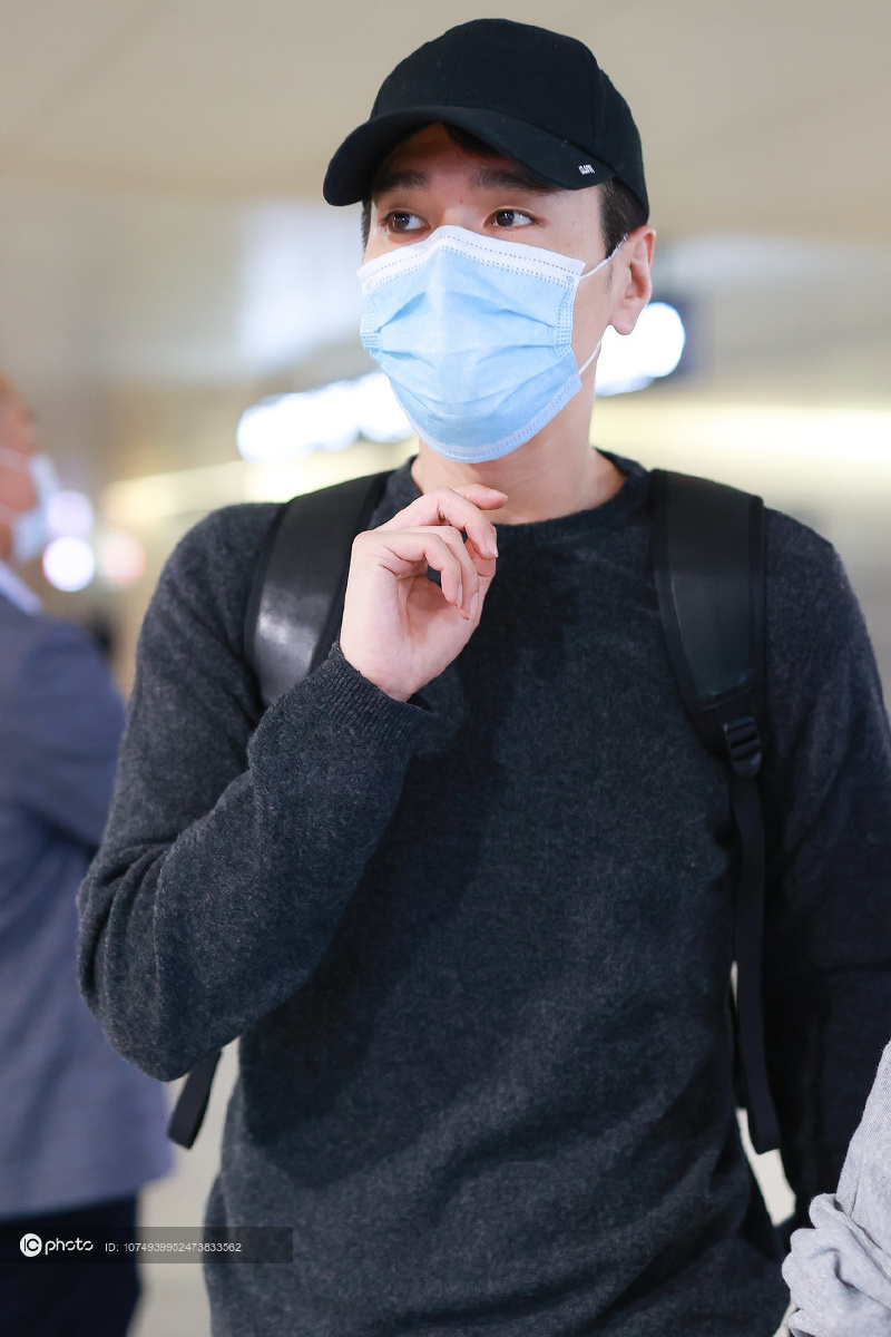 街拍赵又廷深灰色毛衣牛仔裤小白鞋低调休闲