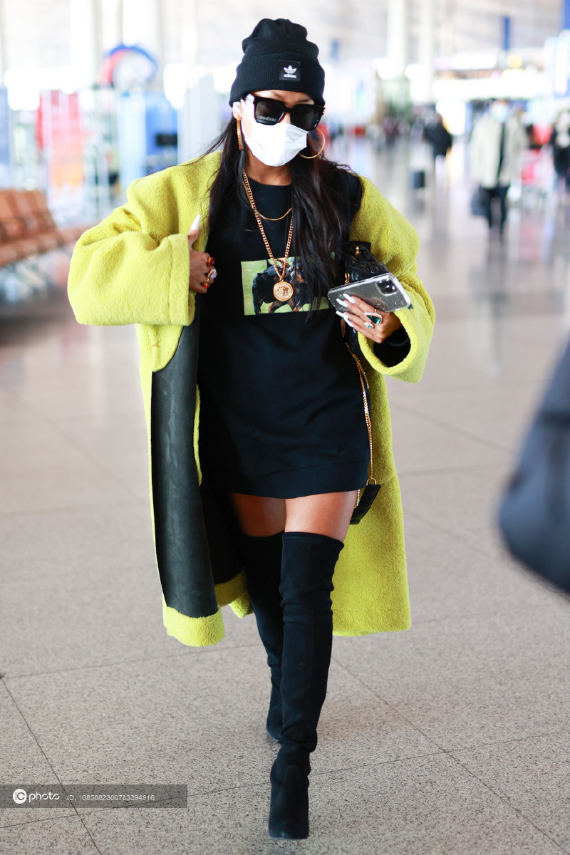 街拍吉克隽逸黑色卫衣裙过膝长靴黄色羊绒大衣毛线帽个性亮眼