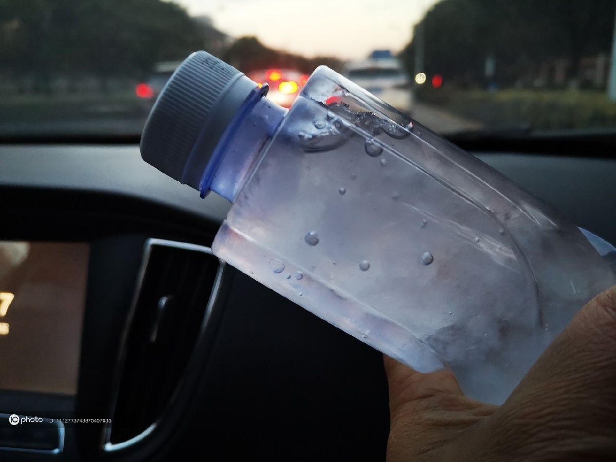 独家上海今日最低零下71度市民车里的瓶装水冻成冰沙