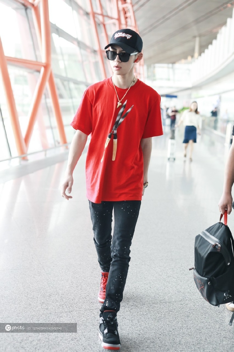 小鬼王琳凯supreme红色tee牛仔裤鸳鸯鞋棒球帽嘻哈look