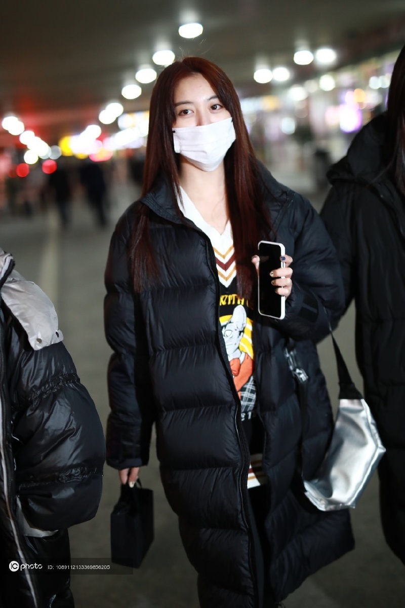 独家:刘人语中分长发现身 素颜肌肤状态超好大眼睛灵动迷人 - ic