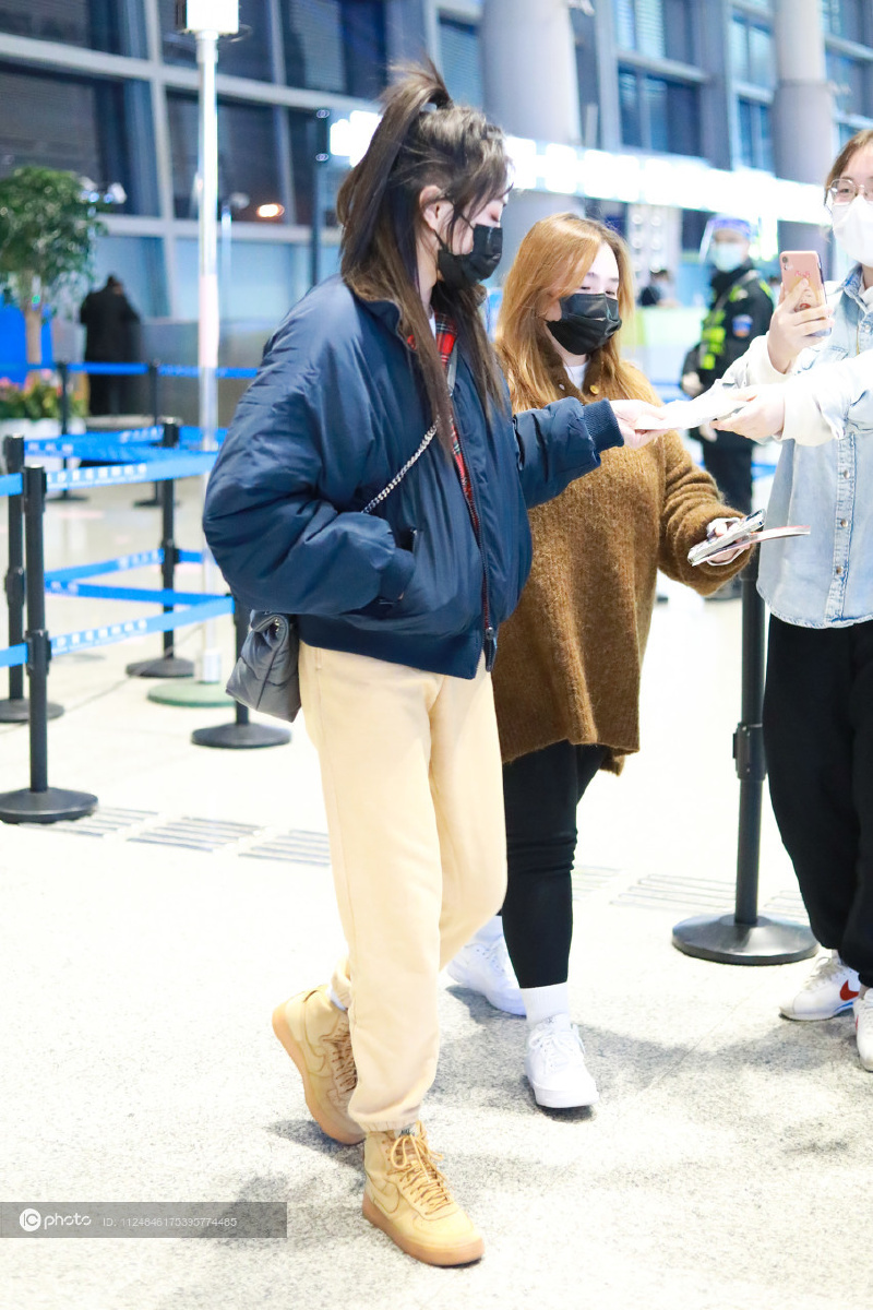 街拍谢可寅飞行员夹克卡其色工装裤登山靴帅气十足