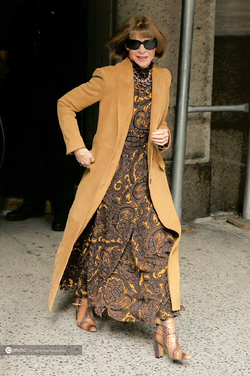 街拍安娜温图尔麂皮长风衣蕾丝连衣裙短靴时髦chic