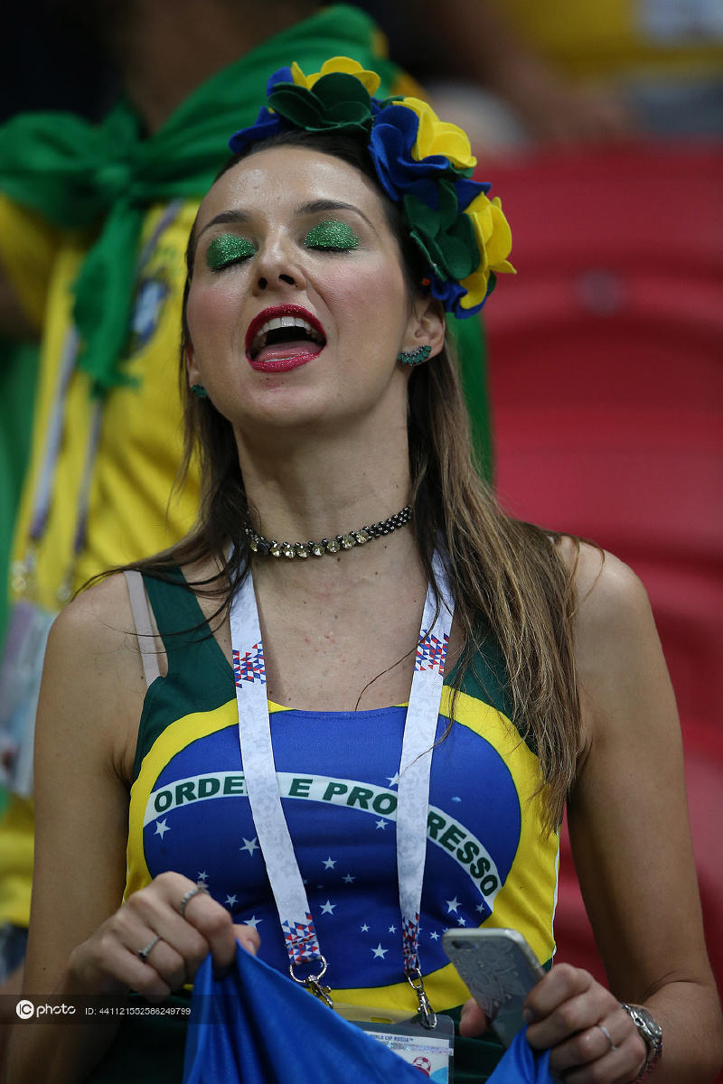 2018世界杯14决赛巴西12比利时美女球迷手举热苏斯球衣助阵