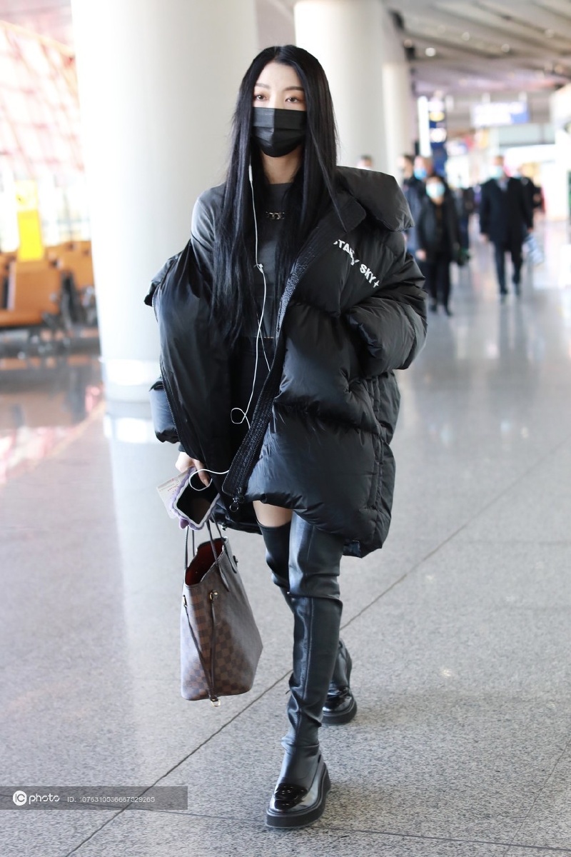 李紫婷获赠花束人气旺穿短裤长靴露出绝对领域