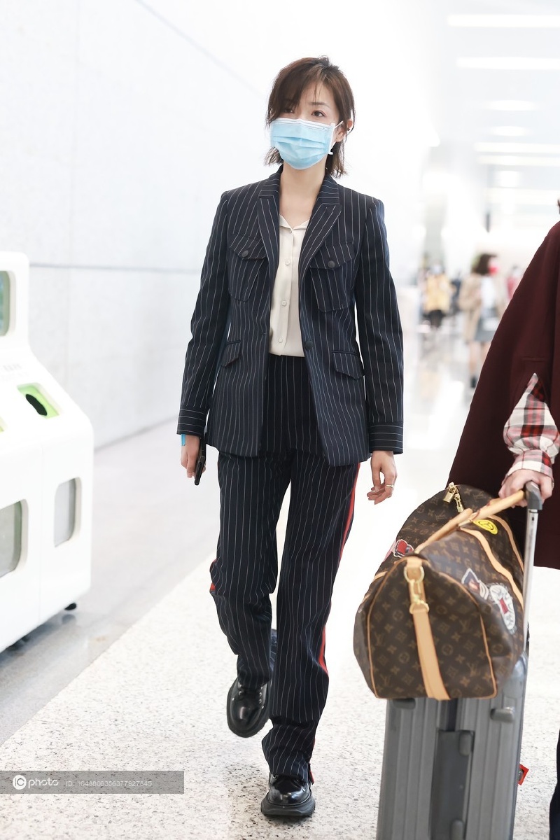 街拍万茜藏青色条纹西装套装干练知性