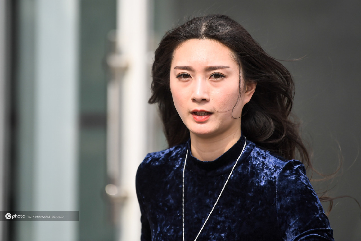 2018中超联赛第8轮长春亚泰vs上海上港亚泰女球迷场外等候