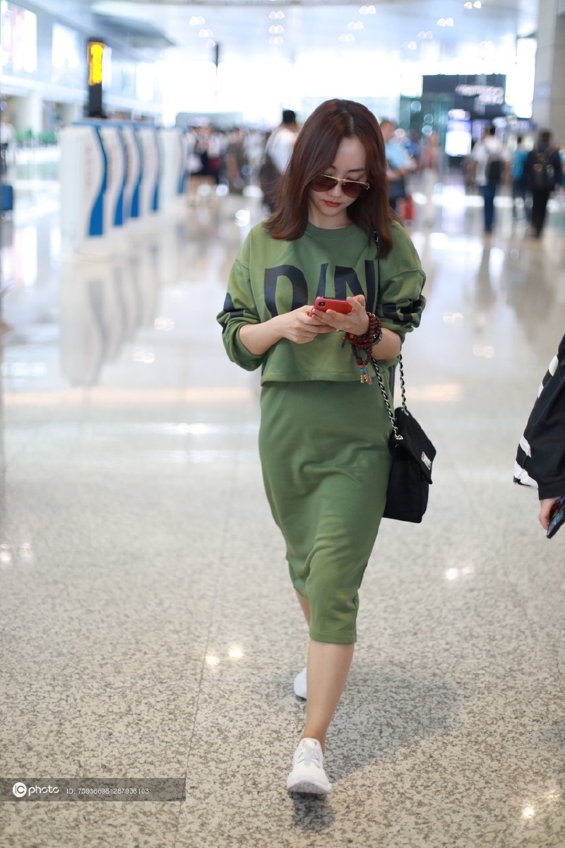 街拍杨蓉bab卫衣半身裙套装adidas运动鞋黑色手袋休闲随性