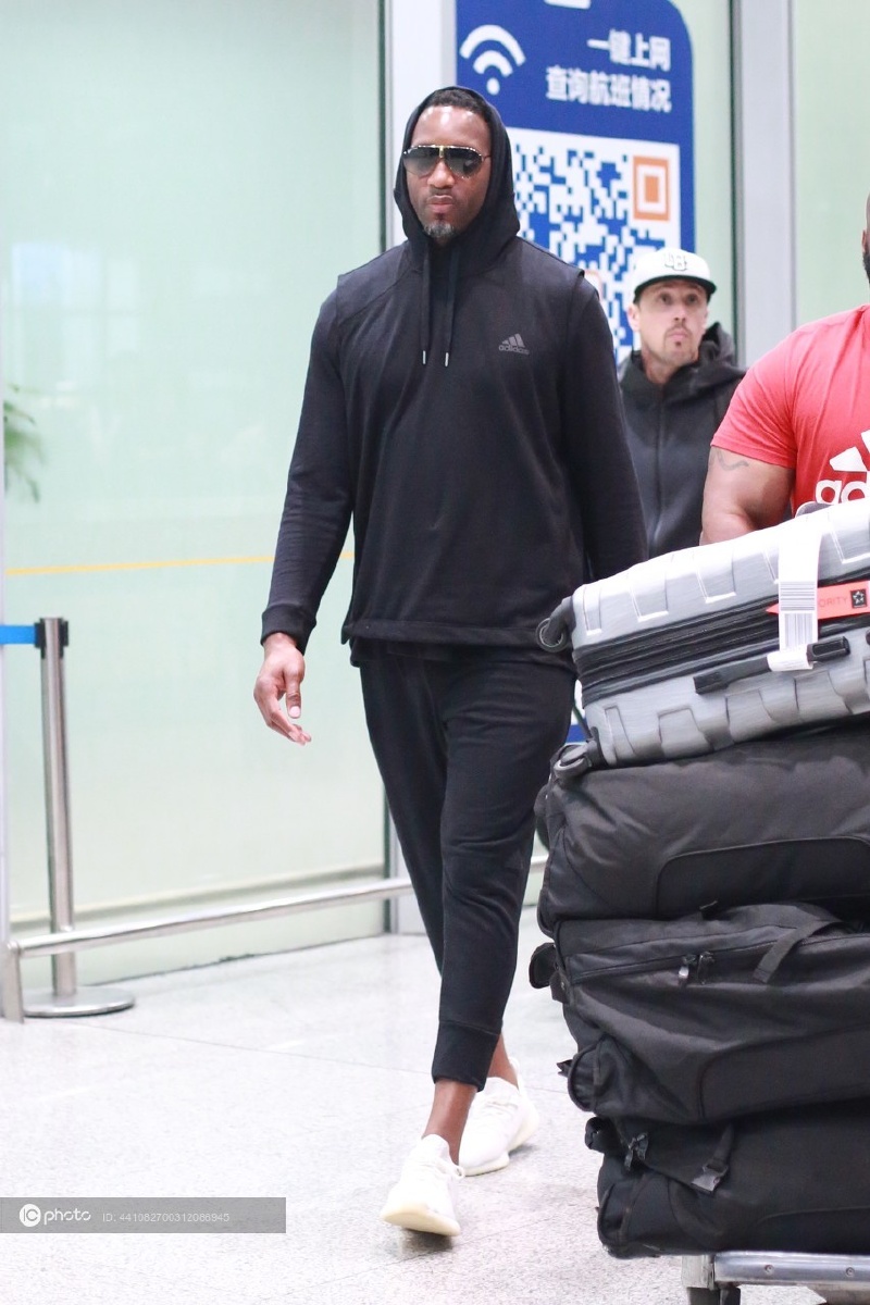 麦迪现身北京机场全黑look搭配小白鞋花白胡须略显沧桑