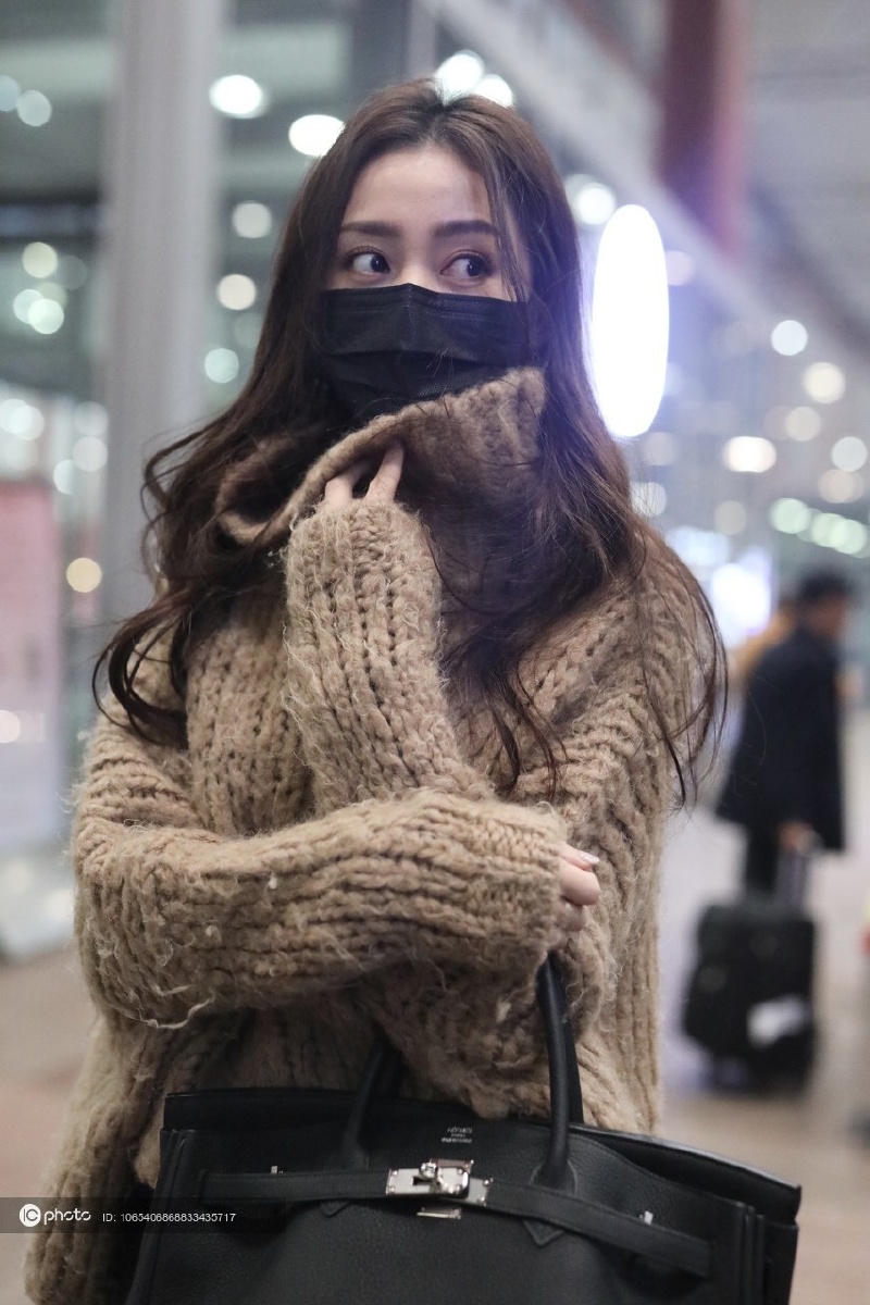 张天爱穿高领大毛衣十分保暖 双眸如秋水般深邃美丽