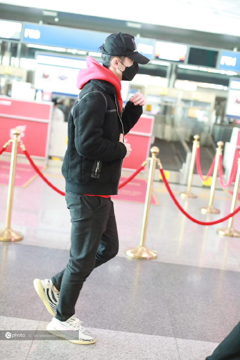 张逸杰一身黑衣现身走路姿势帅气