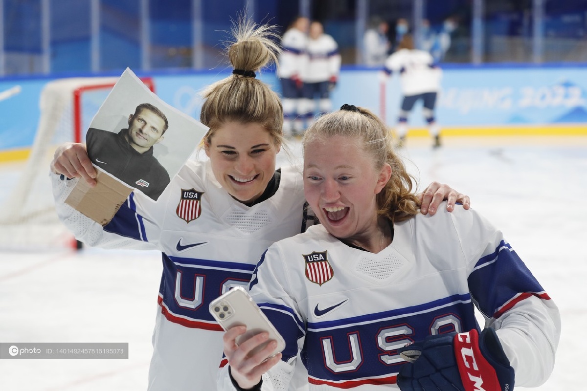 美国女子冰球队备战氛围轻松众将训练场上纷纷自拍合影留念