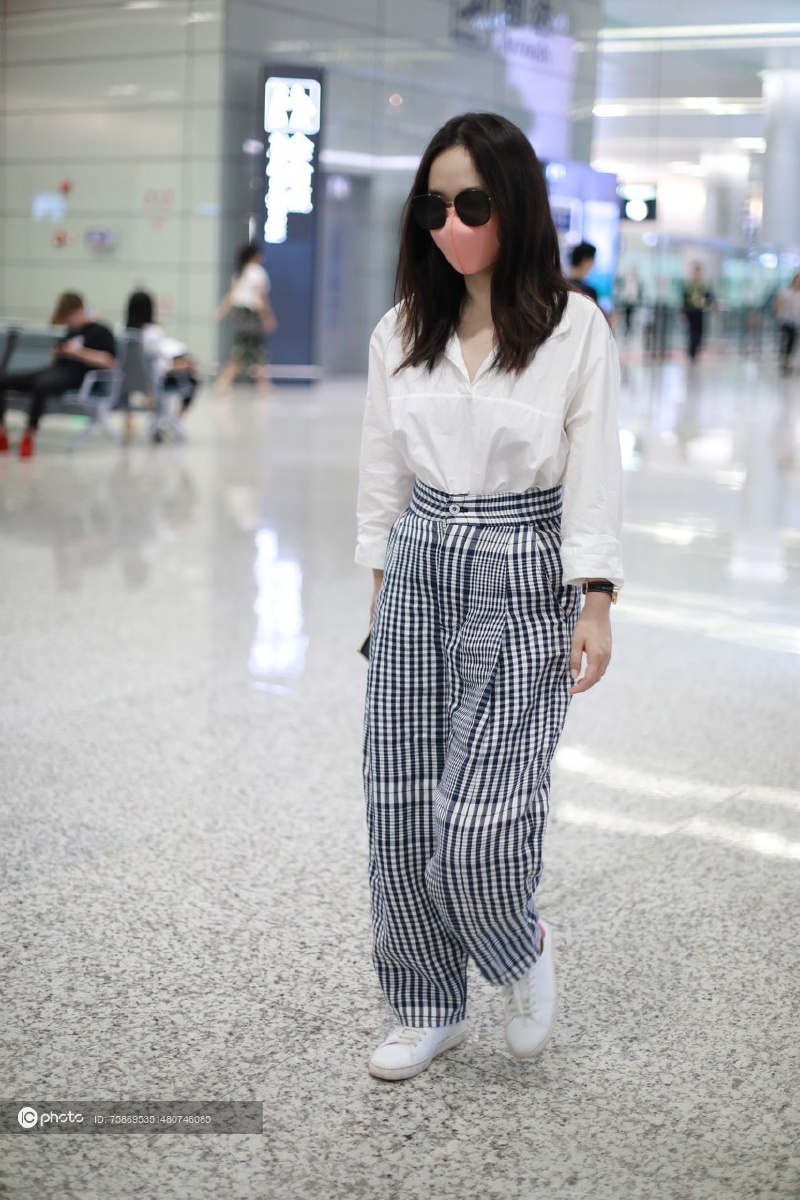 街拍霍思燕白衬衫黑白格纹阔腿裤小白鞋清爽减龄
