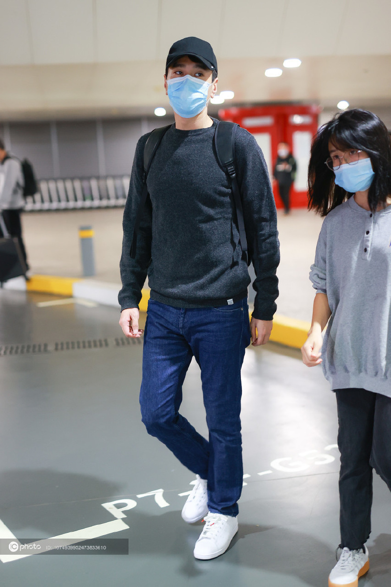 街拍赵又廷深灰色毛衣牛仔裤小白鞋低调休闲