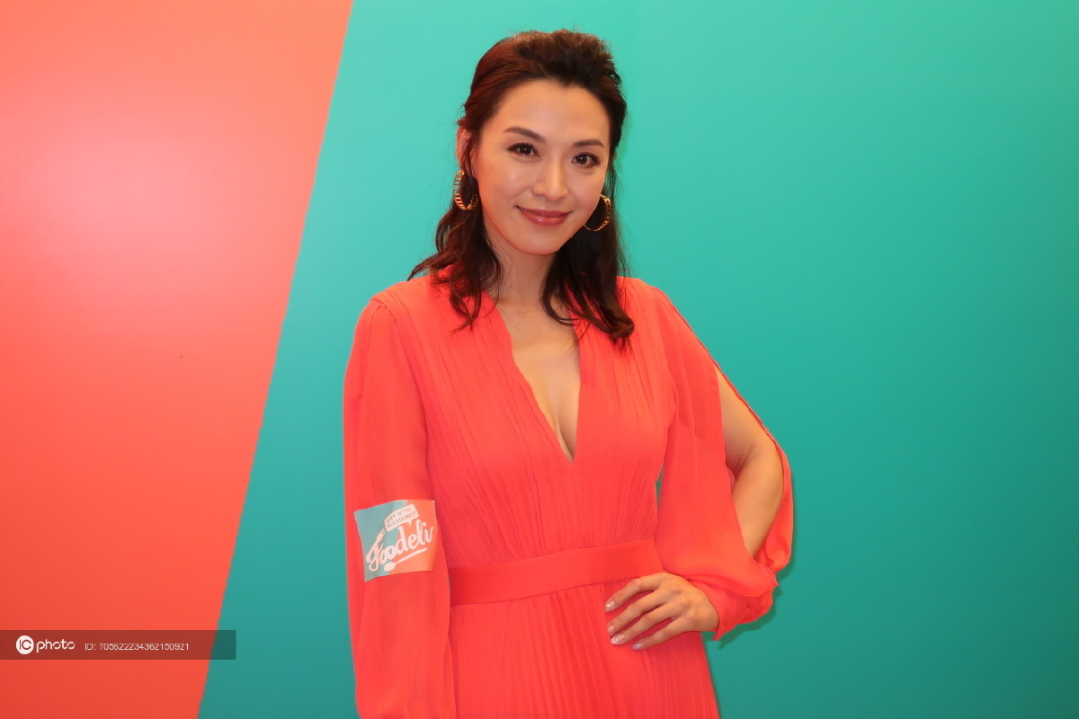 陈炜低胸兼大露背出席活动透露正洽谈内地电影