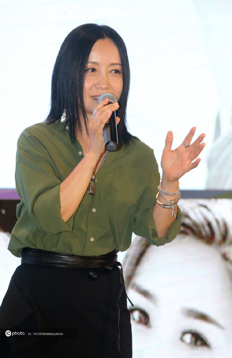 斯琴格日乐久违现身发型如故笑容亲切气质温婉