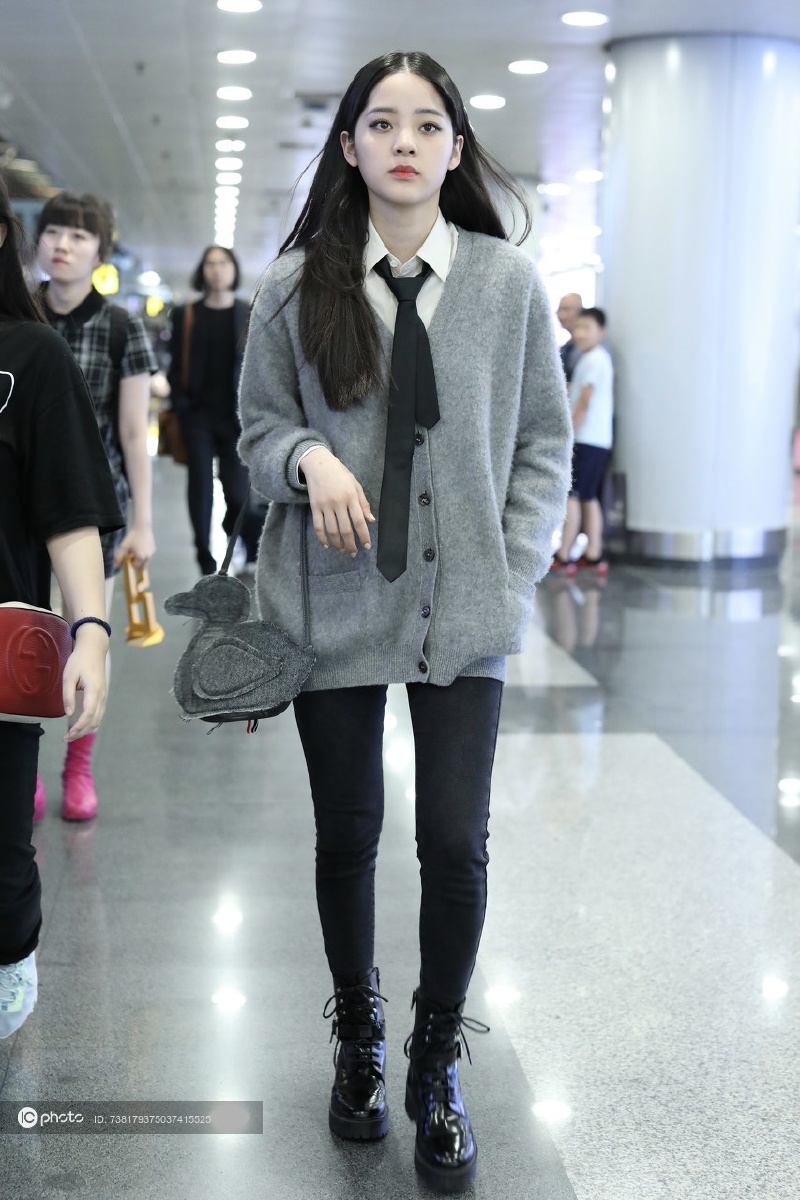 街拍:欧阳娜娜白衬衫 celine灰色针织开衫 牛仔裤 马丁靴 thome