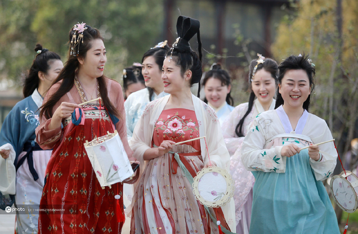 江苏扬州社区开展元宵花灯diy体验活动参与者身穿汉服巧手制花灯