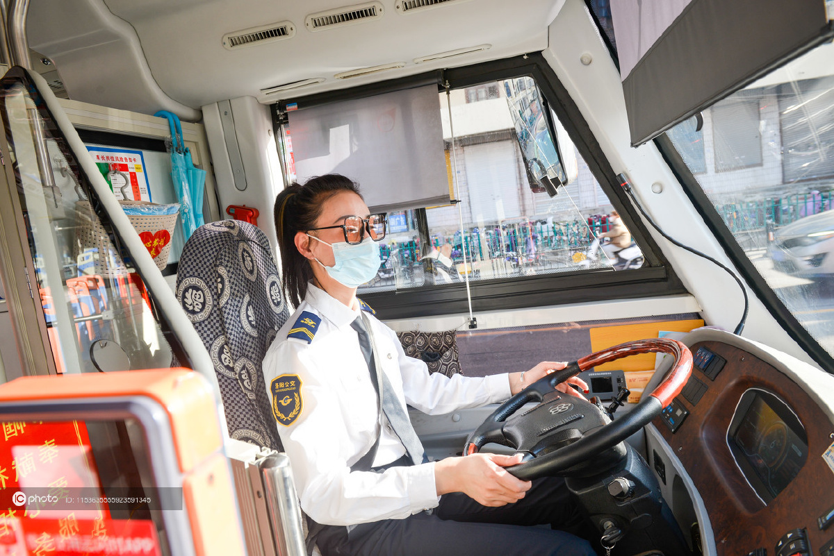 专业模特转型公交司机河南洛阳美女驾驶员成网红