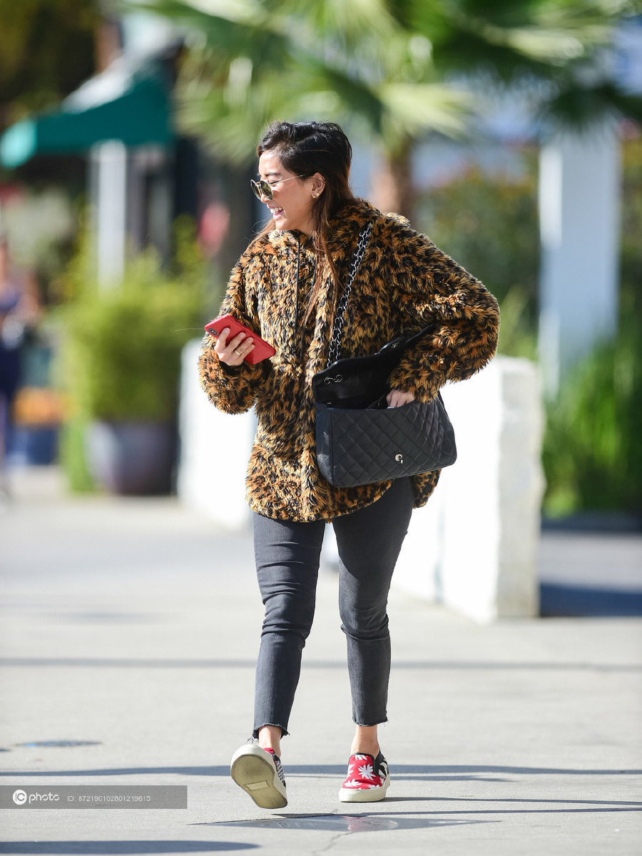 街拍布兰达宋豹纹毛绒外套黑色牛仔裤休闲运动鞋随性休闲