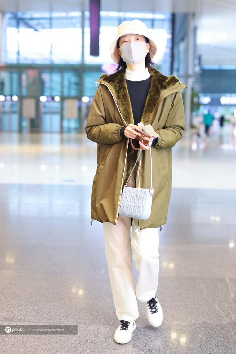 街拍杜鹃军绿色派克大衣白色休闲裤渔夫帽miumiu手袋清新休闲