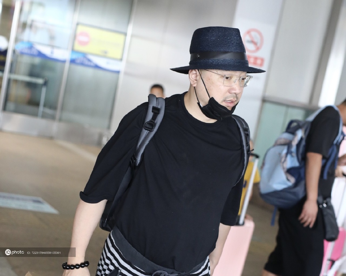 山争大叔徐峥头戴帽子自提拉杆箱遇跟拍大步快走显低调