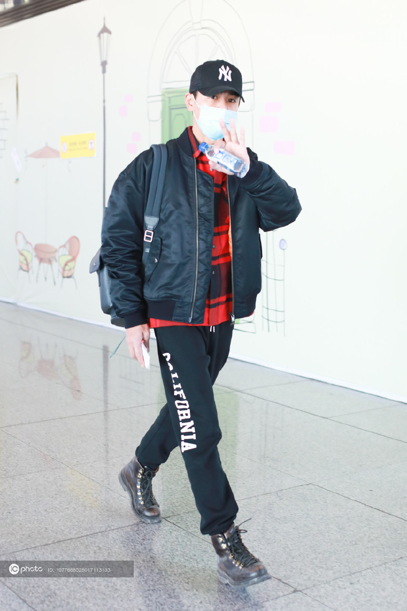 街拍乔振宇飞行员夹克格纹衬衫运动裤黑色靴子型格帅气