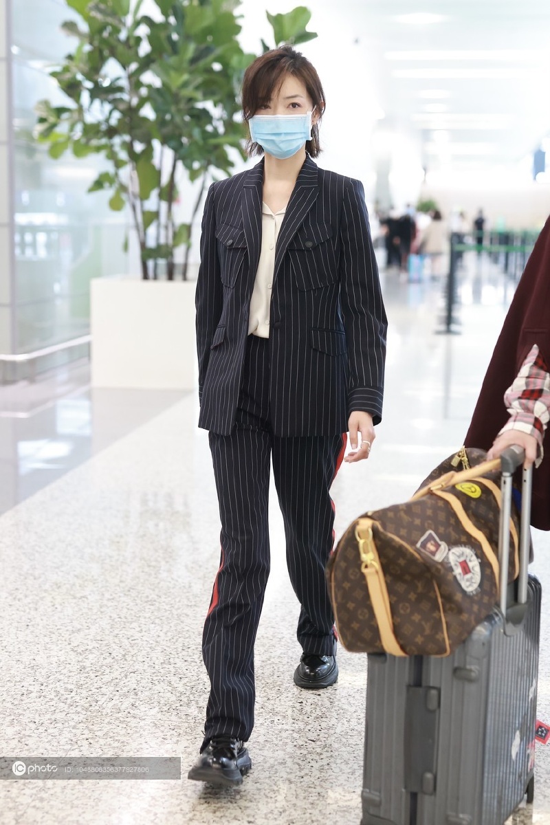 街拍万茜藏青色条纹西装套装干练知性