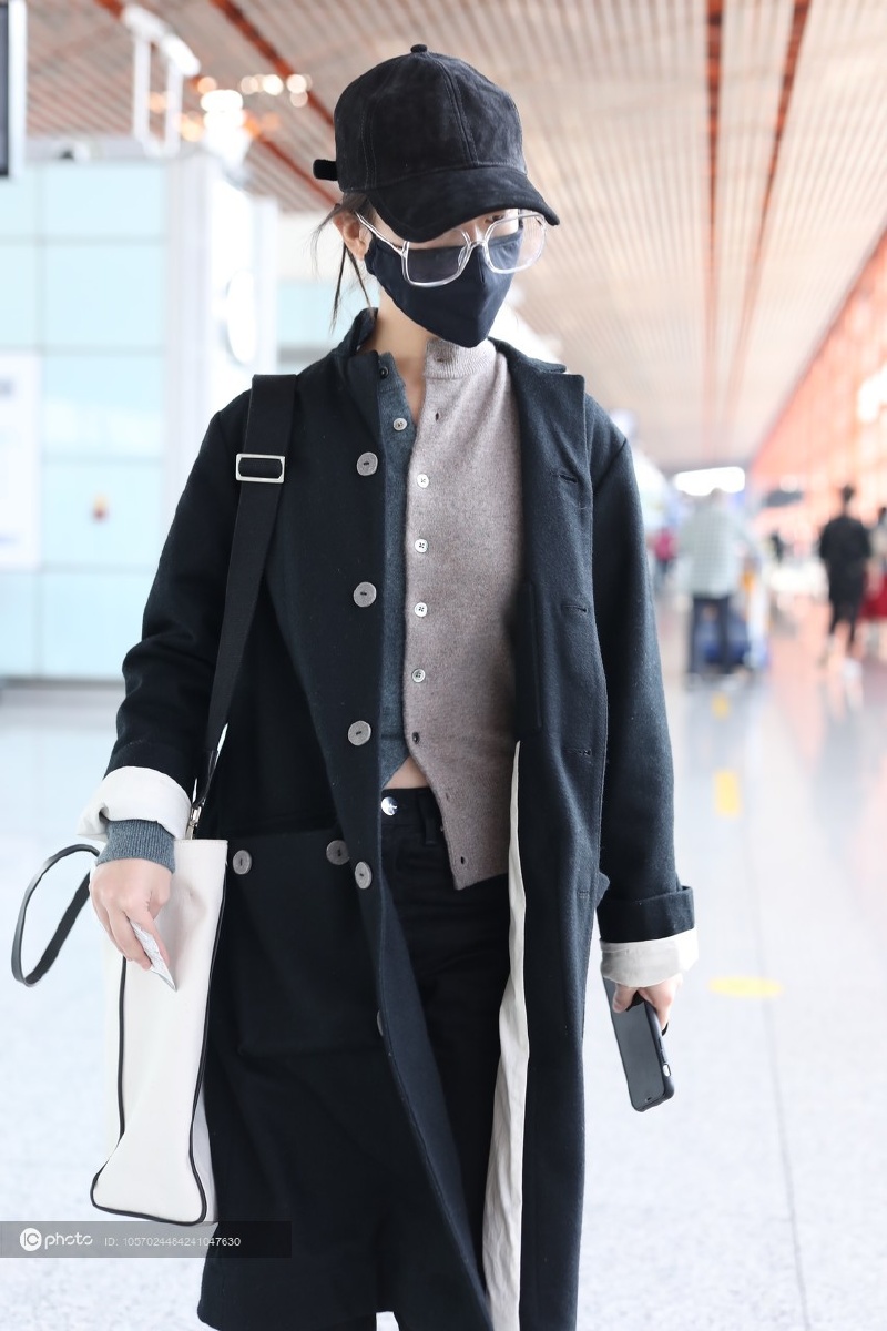 街拍李庚希黑色风衣灰色针织衫棒球帽酷劲十足